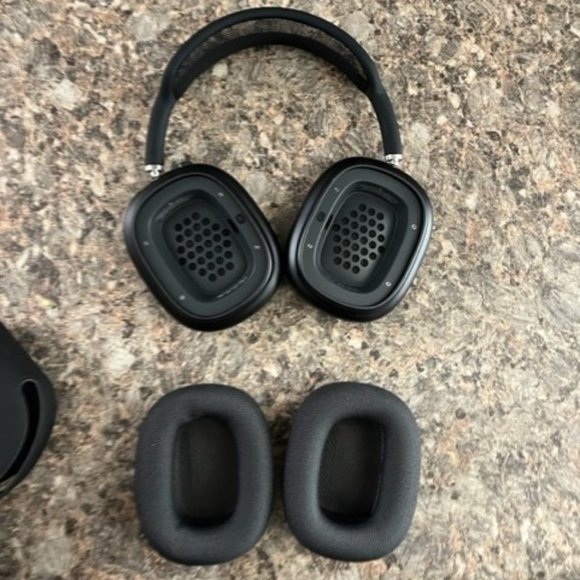 AirPod Maxes Black - Picture 3 of 3